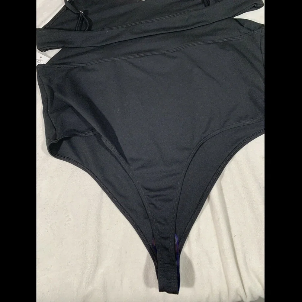 NEW $140 Good American Front Cutout V-neck Camisole Thong Bodysuit in Black SZ 5 - Picture 11 of 12